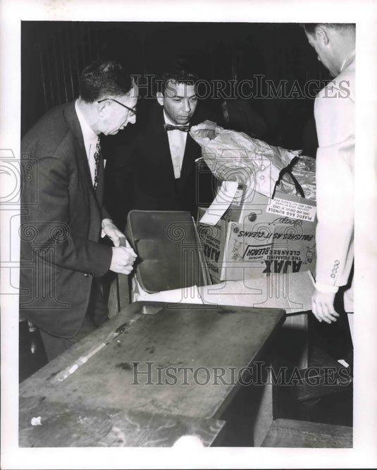 1956 Press Photo Communist activity - Ben Mandell & others wheel evidences - Historic Images