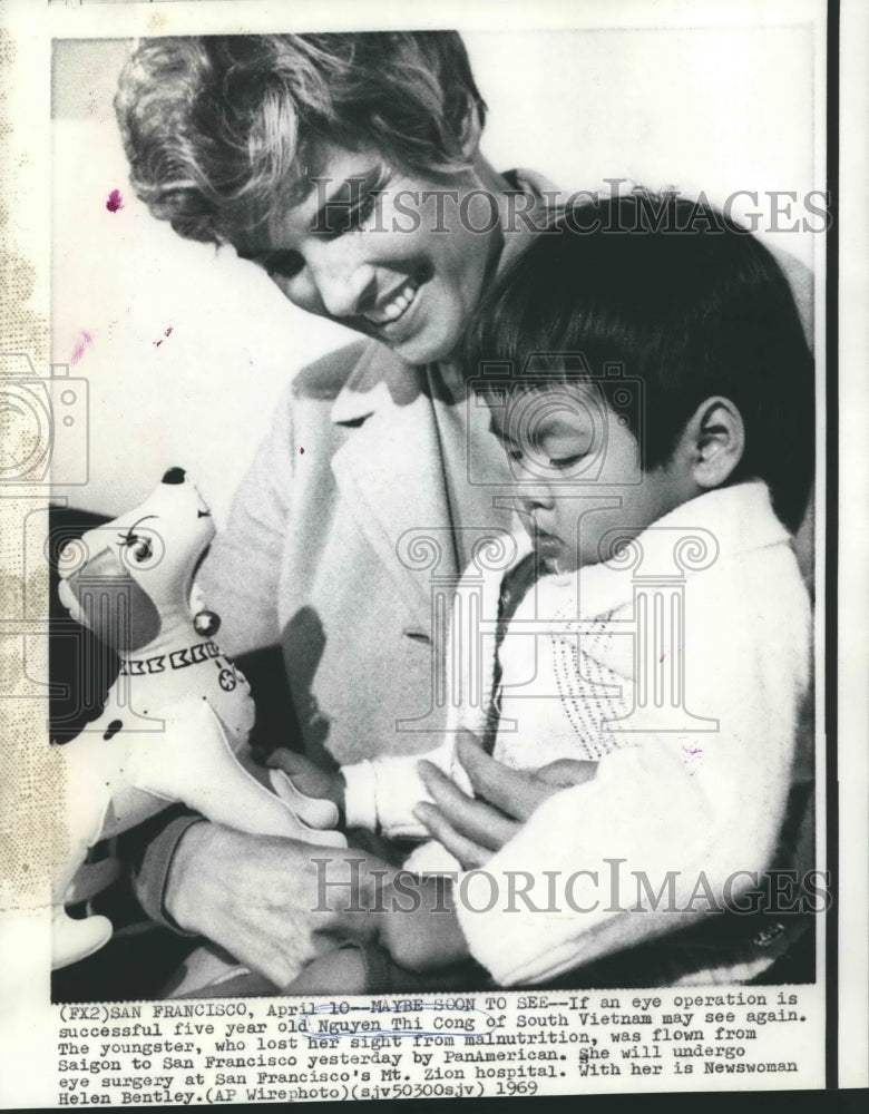 1969 Newswoman Helen Gentley with Nguyen Thi Cong of South Vietnam - Historic Images