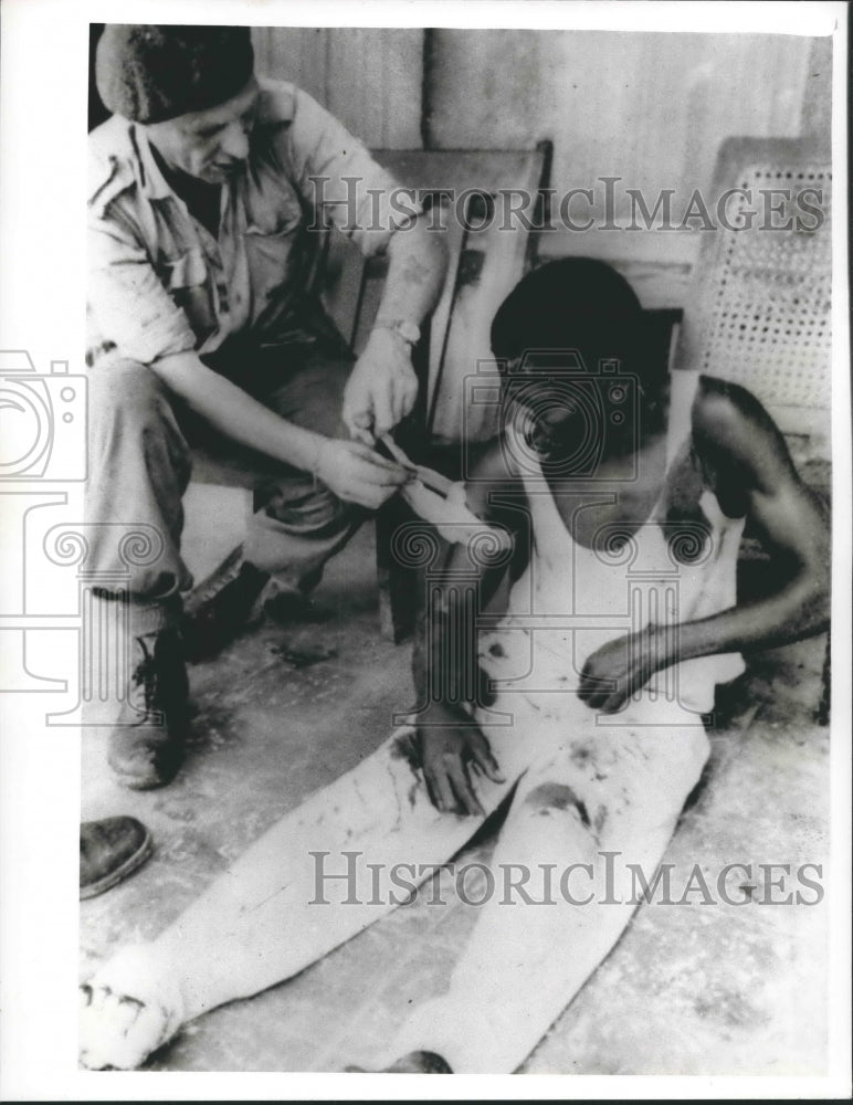 1964 Press Photo Wounded rebel first aid from white mercenary with Congolese - Historic Images