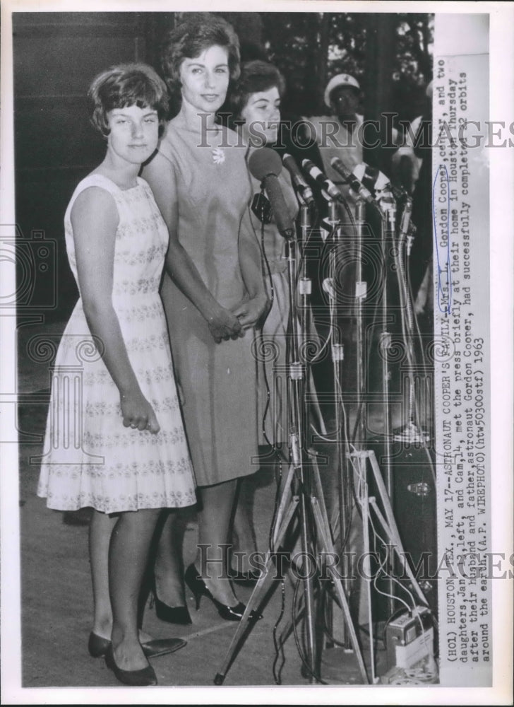 1963 Press Photo Mrs. L. Gordon Cooper & daughters interviewed by press at home - Historic Images