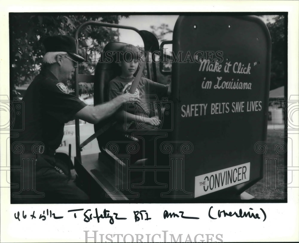 1989 Press Photo Larry Spears, Larry Tisdale in Seat Belt Wearing Demonstration - Historic Images