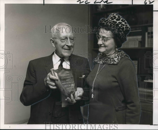 1969 Press Photo Dr. George Noel Cooper receives plaque from Mrs. C. Letteer. - Historic Images