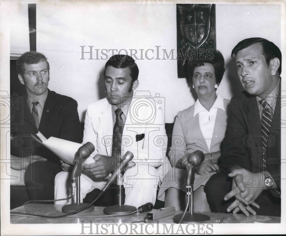 1969 Press Photo OEA President Garvin Cox, announces legal help for Mrs. Hayes - Historic Images