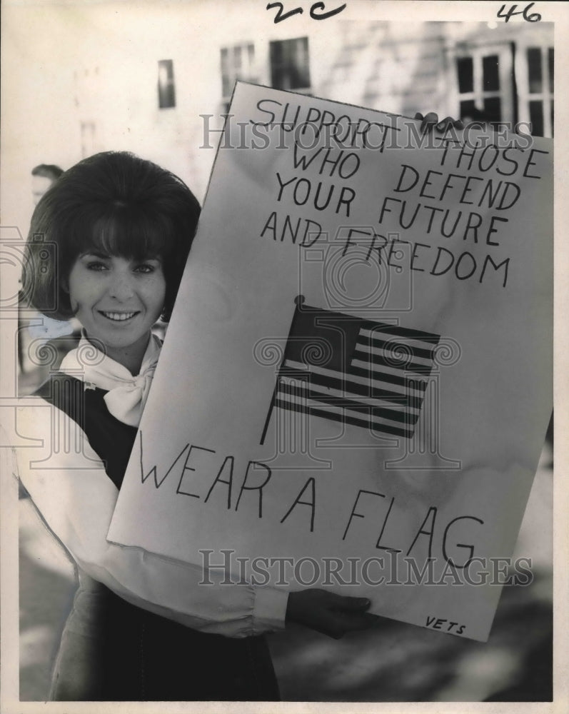 1965 Press Photo Annette Corken, Veterans Club Sweetheart, holds freedom poster-Historic Images