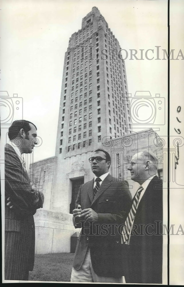 1971 Press Photo Louisiana legislators chat outside Capitol building - noa74484- Historic Images