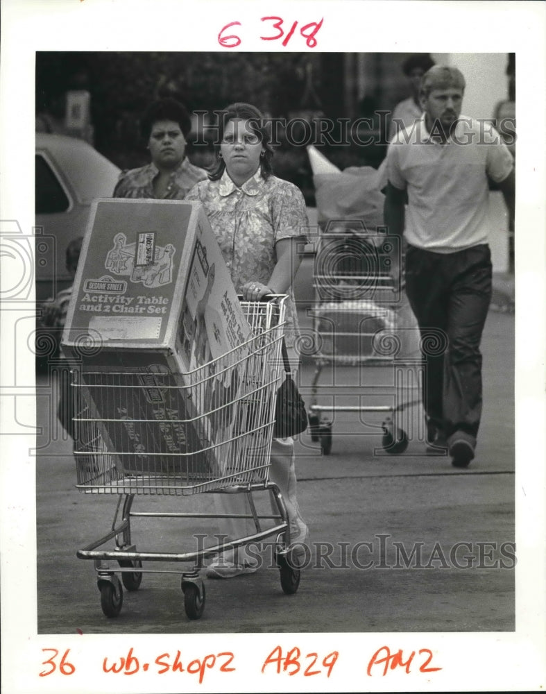 1985 Press Photo Pamala Bowden leaves K-Mart with gifts in Chalmette. - Historic Images