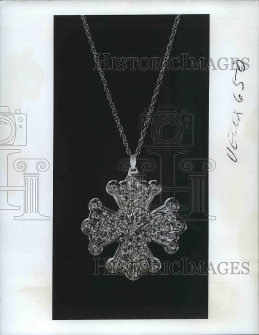 1974 Press Photo Cross Pendant - noa74758 - Historic Images