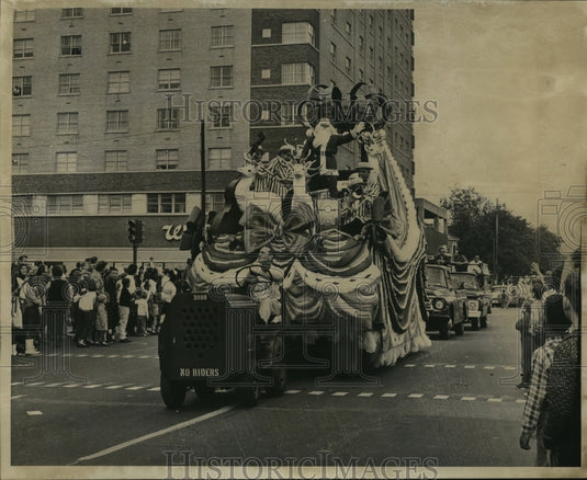 1966 Press Photo Santa waving from his float in the Christmas Parade. - Historic Images
