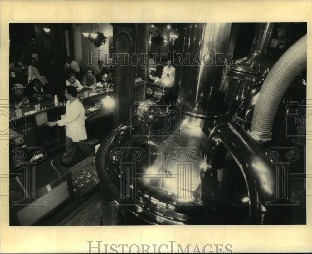 Press Photo Interior view of the Crescent City Brewhouse in New Orleans - Historic Images