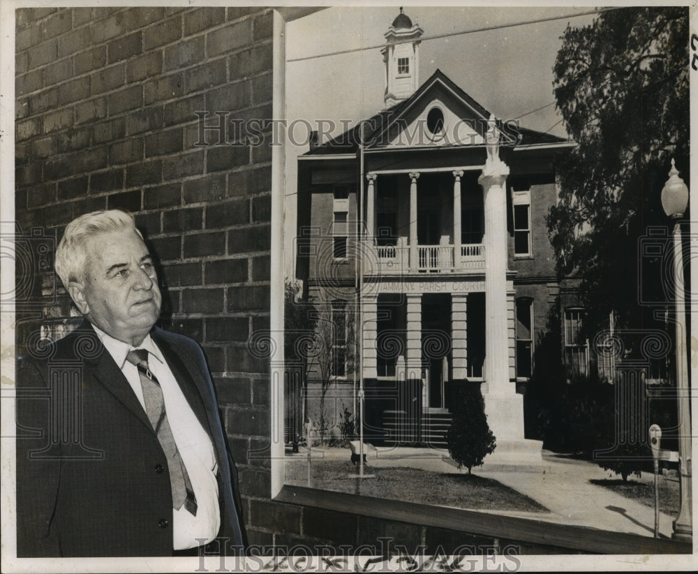 1963 Press Photo Jim Morgan with photo of St. Tammany Courthouse in Covington- Historic Images