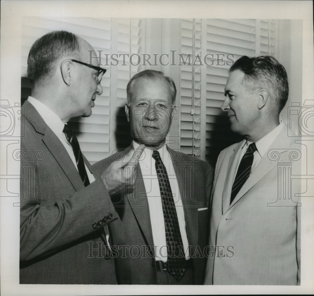 1957 Press Photo Ralph J. Cordiner with E. H. Howell and W. Stone Leake - Historic Images