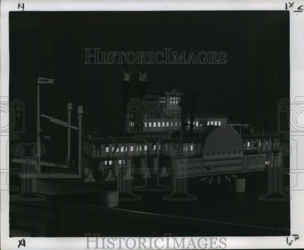 1961 Press Photo Cordes&#39; Natchez Side Wheeler Model Boat with Window Lights - Historic Images