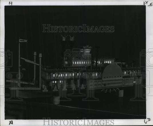 1961 Press Photo Cordes' Natchez Side Wheeler Model Boat with Window Lights - Historic Images