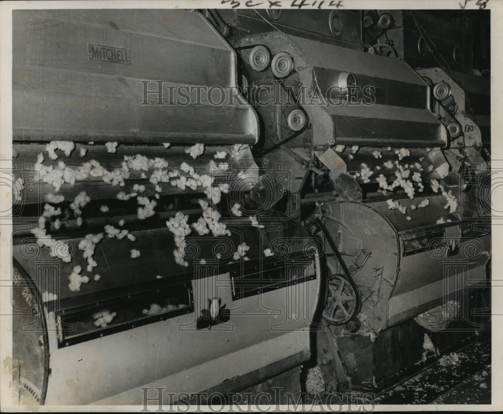 1962 Press Photo Separator machine removes seeds from cotton lint. - noa75136 - Historic Images