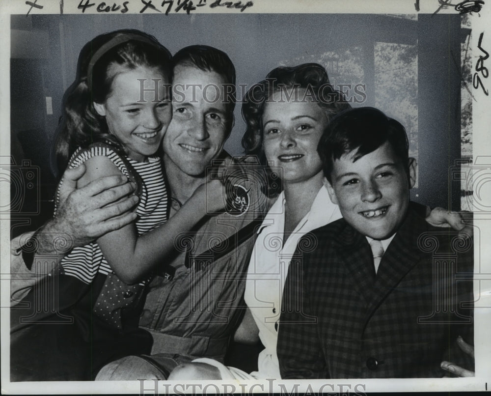 1966 Press Photo Lt. Colonel Edward White II of Air Force Space with his family - Historic Images