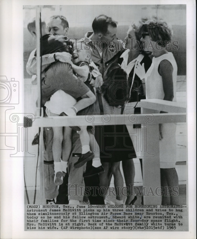 1965 Press Photo Astronauts James McDivitt, Edward White, reunite with families - Historic Images