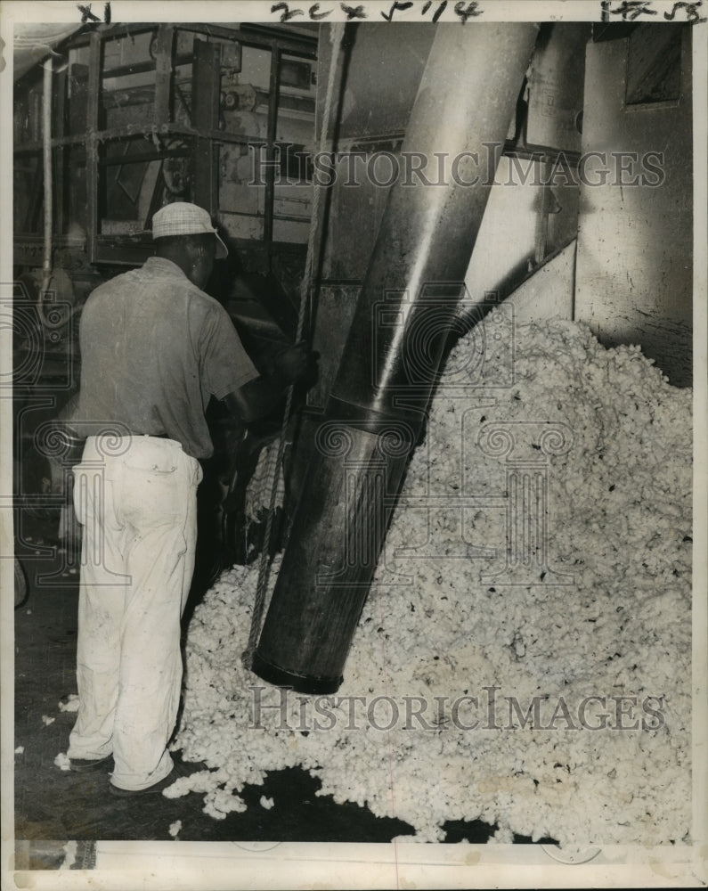 1962 Press Photo White Fluff enters gin Employee working inside the Cotton plant - Historic Images