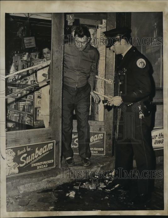 1967 Press Photo Officer Scalia inspects burglary attempt at Cousins' business - Historic Images