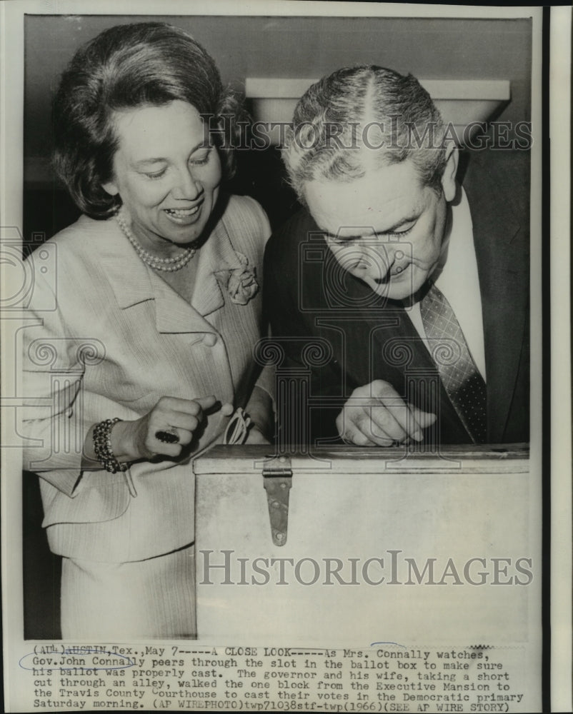 1966 Press Photo Mrs. Connally watches as John Connally peers into ballot box - Historic Images