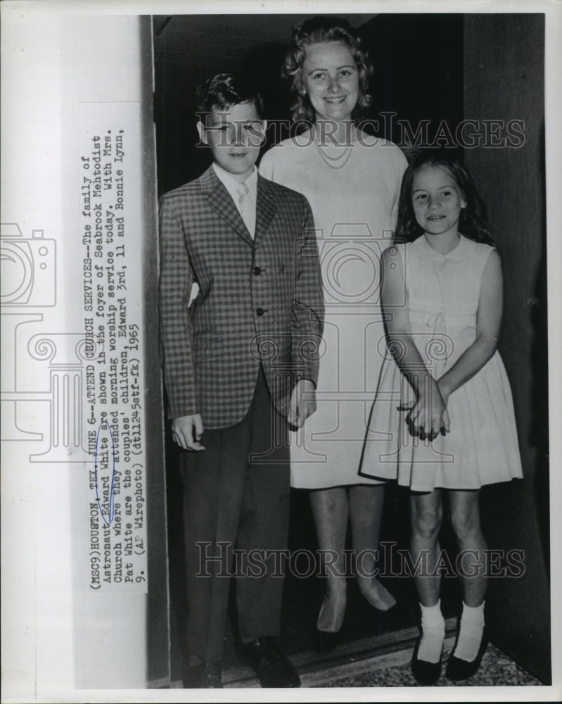1965 Press Photo Astronaut Edward White's wife, Pat, and children go to church-Historic Images