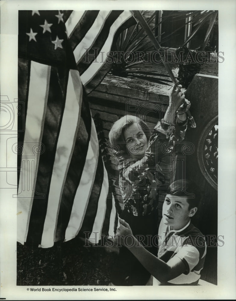 1967 Press Photo Mrs. Edward White and Son Raise American Flag at Houston Home - Historic Images