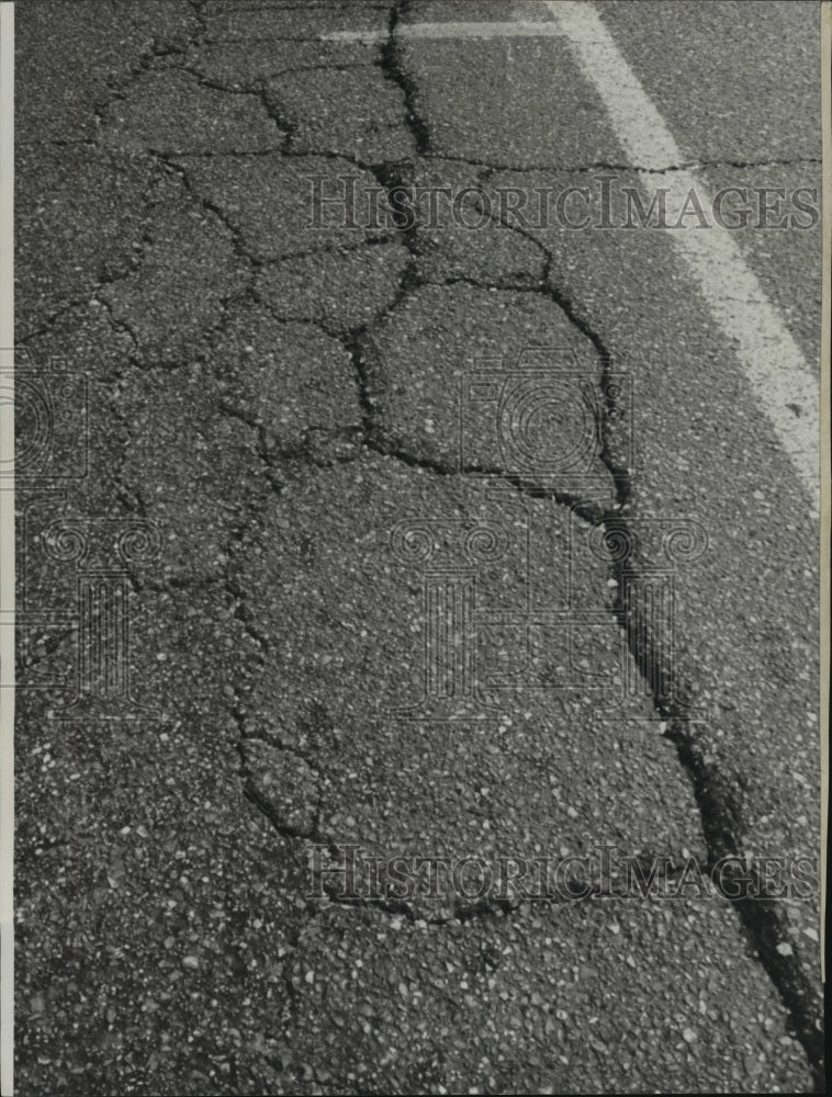 1976 Press Photo Cracking on Veterans Boulevard, Metairie, Louisiana - noa75964 - Historic Images