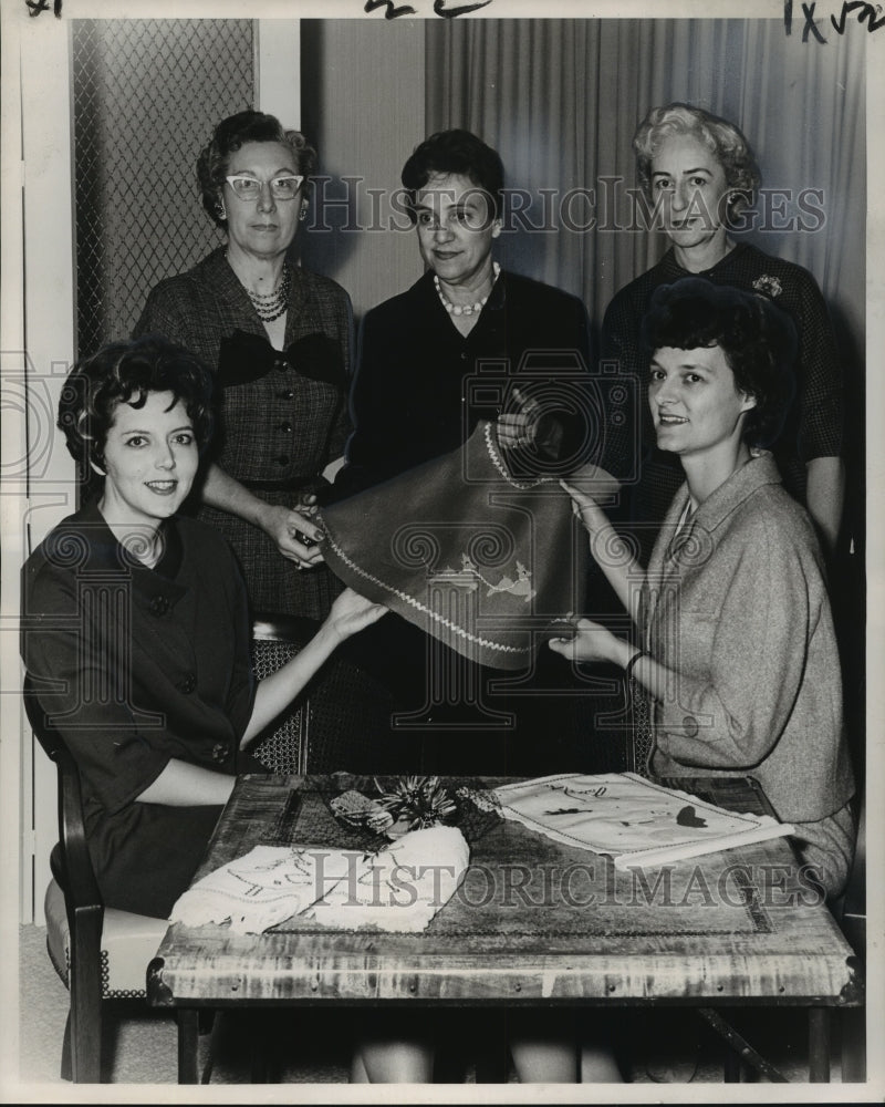 1961 Press Photo Phi Mu alumnae make decorations for Holiday Bazaar. - noa76291 - Historic Images