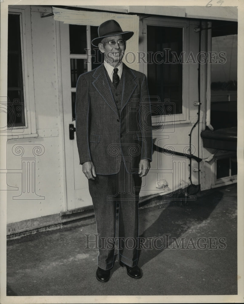 1949 Press Photo Joseph Copeland, dredge chief, Corps of Engineers, retires. - Historic Images