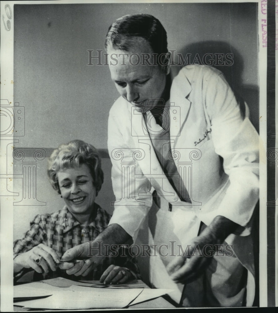 1969 Press Photo Dr. Denton Cooley &amp; Mrs. Karsten signing up in The Living Bank - Historic Images