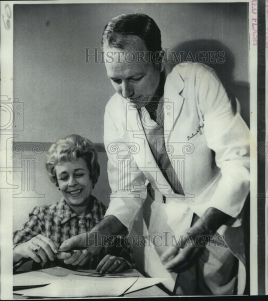 1969 Press Photo Dr. Denton Cooley & Mrs. Karsten signing up in The Living Bank - Historic Images