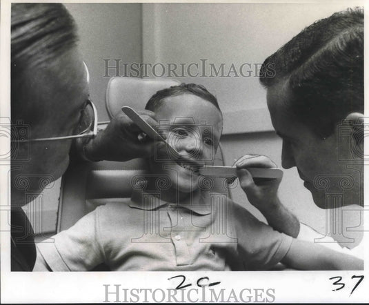 1968 Press Photo Dr. John Coughlin shows Billy's teeth to Dr. William Bartels - Historic Images