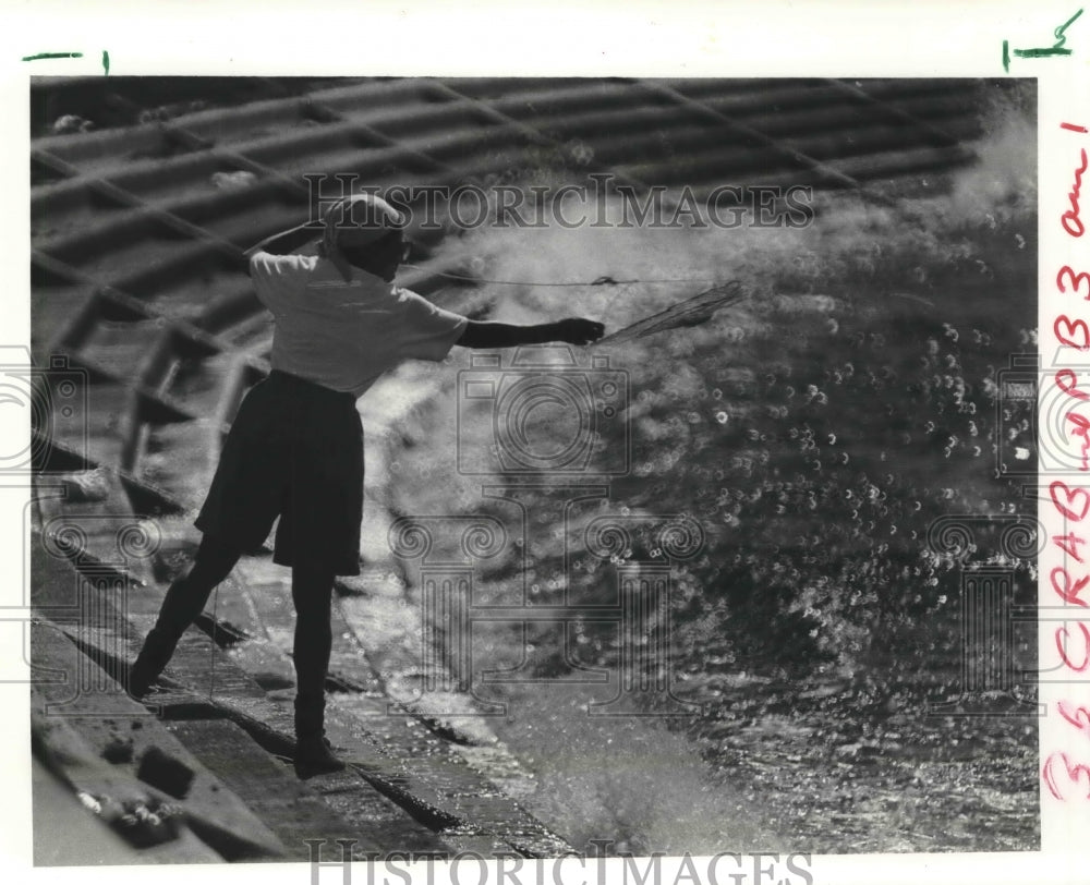 Press Photo Crabbing - Woman throws out a line &amp; net - noa76822 - Historic Images