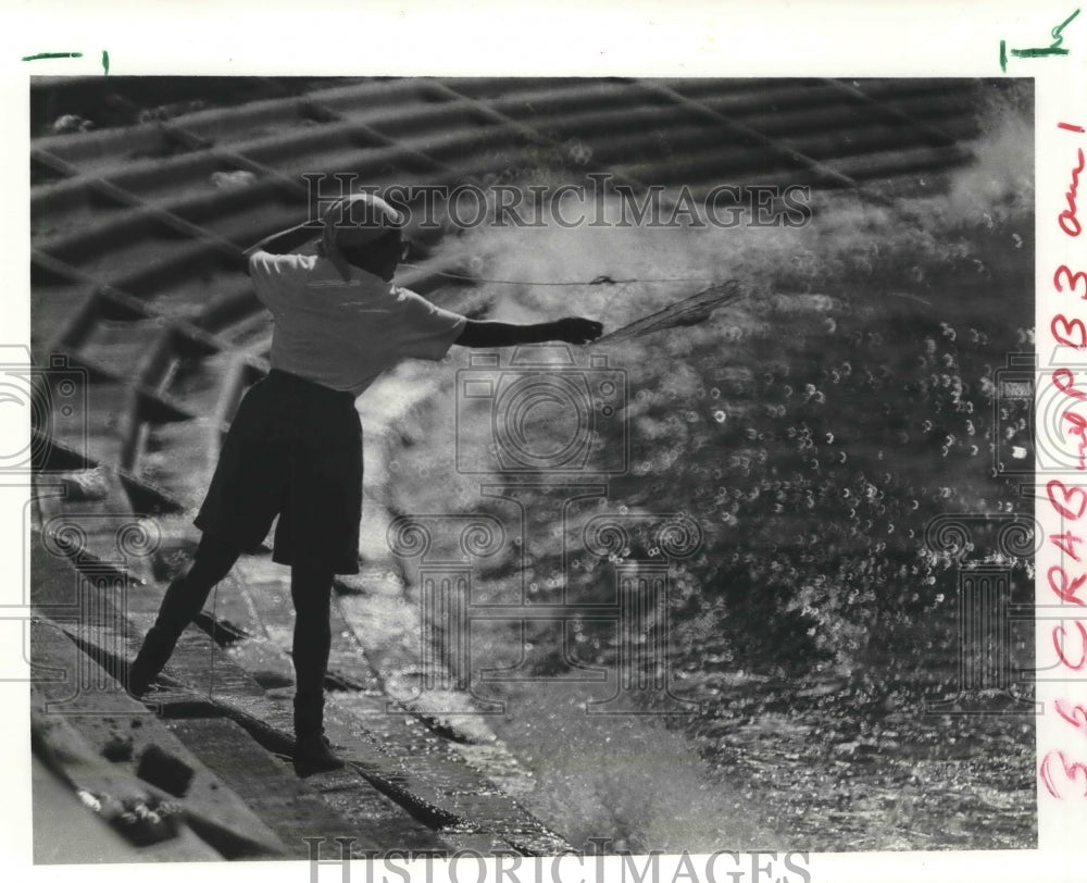 Press Photo Crabbing - Woman throws out a line & net - noa76822 - Historic Images