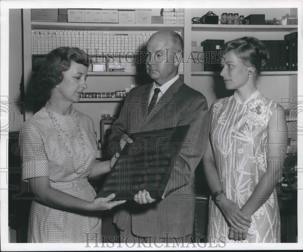 1964 Press Photo Dr. Eugene Copeland Presents Plaque at Tulane - noa76955 - Historic Images