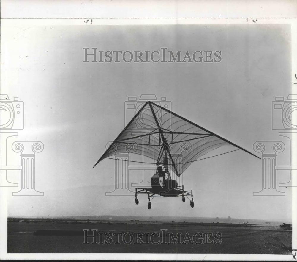 1965 Press Photo Hang-gliding machine with landing wheels. - noa76982 - Historic Images
