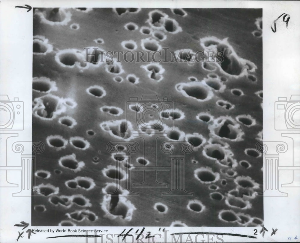 1969 Press Photo Aluminum Foil bombarded by Iron Carbonyl, Magnified 5,700 times-Historic Images