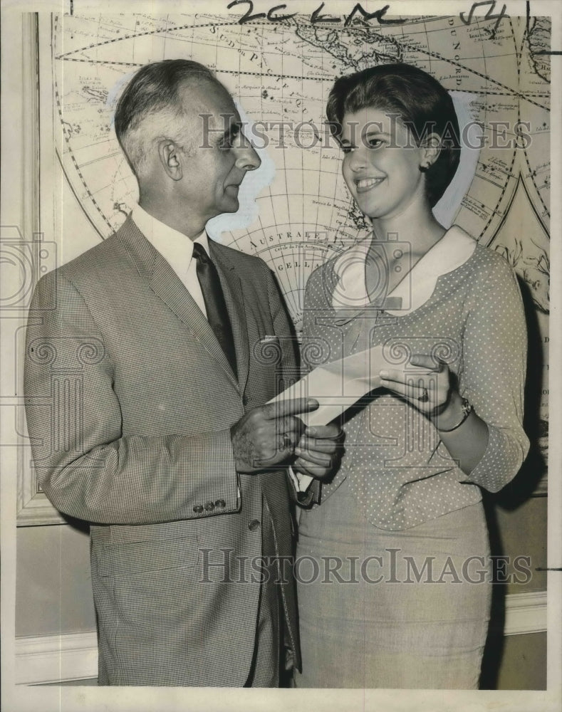 1967 Press Photo P. Mathivet de la Ville de Mirmont with Cathy Cradic, Winner - Historic Images