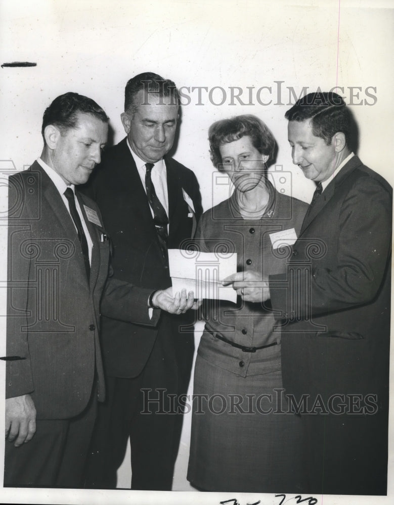 1968 Tri-State Pediatric Society Attendees include Doctors at Hotel - Historic Images