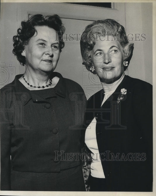 1966 Press Photo Mrs. Ambrose Cram & Mrs. Prentice Cox, Jr. of the YWCA - Historic Images