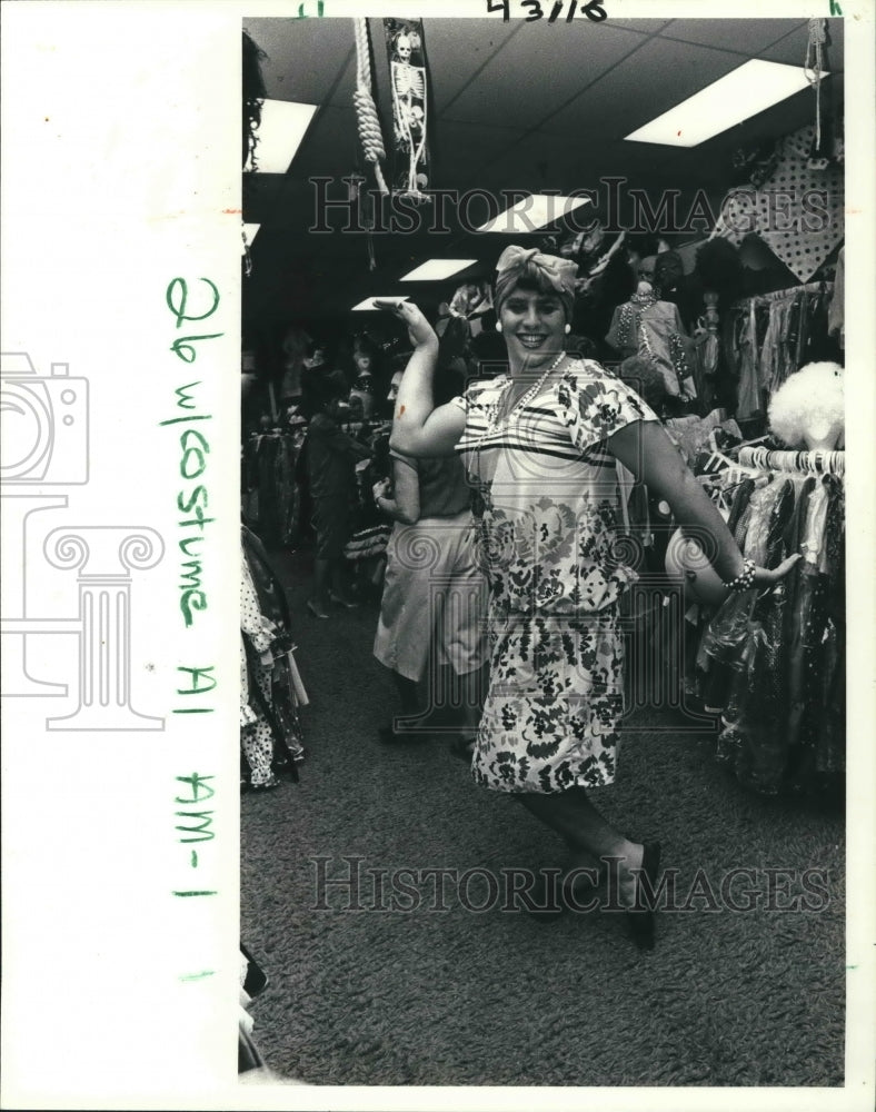 1984 Press Photo Mark Daner Models Halloween Costume, Metairie - noa77541- Historic Images