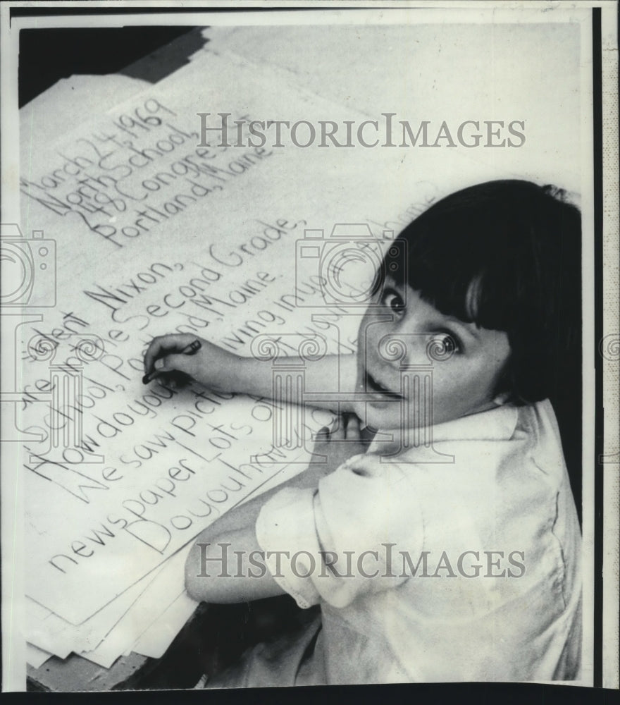 1969 Press Photo Second-grader Ann Coule writes a letter to President Nixon-Historic Images