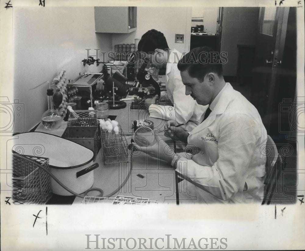 1961 Press Photo Dr. Rolando Cruz and Tillman Brunker studying at LSU.-Historic Images