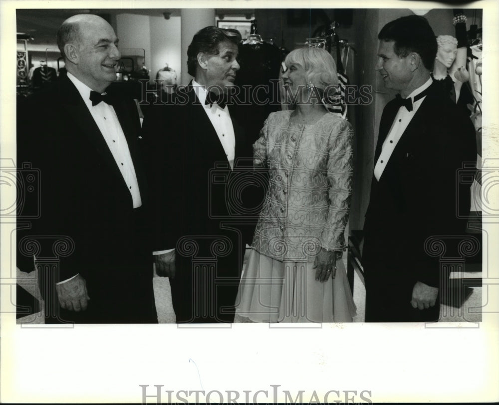 1994 Press Photo Designer Victor Costa Show-Costa &amp; Attendees at Oakwood MB show - Historic Images