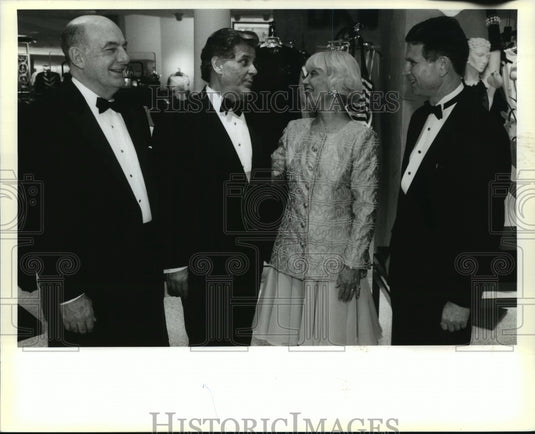 1994 Press Photo Designer Victor Costa Show-Costa & Attendees at Oakwood MB show - Historic Images