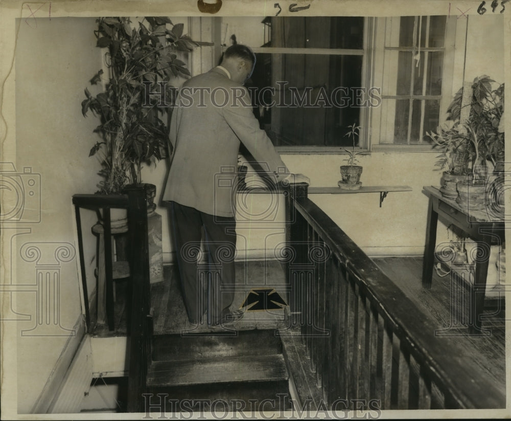 1960 Press Photo Top of staircase where Louis J. Costello collapsed and died-Historic Images