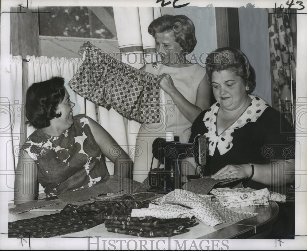 1965 Press Photo International City Woman&#39;s Club members shown making aprons - Historic Images