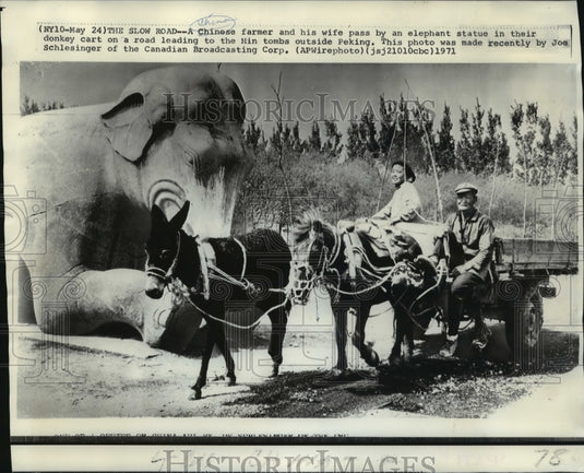1971 Press Photo A Chinese farmer & his wife pass an elephant statue near Peking-Historic Images