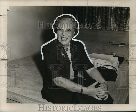 1953 Press Photo Dr. V. Mary Crosse, England's top obstetrician & pediatrician - Historic Images