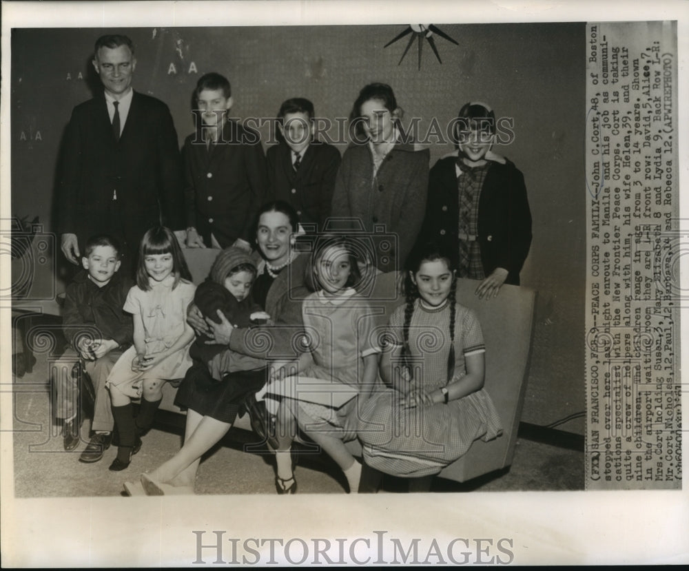 1962 Press Photo John C. Cort of the New Frontier Peace Corps with Family - Historic Images