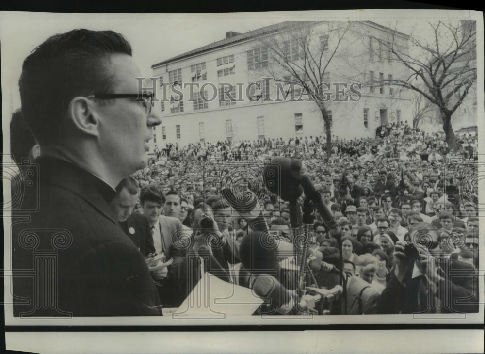 1967 Press Photo Reverend Curran at striking Catholic University student's rally - Historic Images